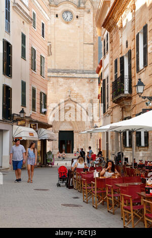 Cafe außerhalb der Kathedrale Santa Maria de Ciutadella, Ciutadella, Menorca, Balearen, Spanien, Europa Stockfoto