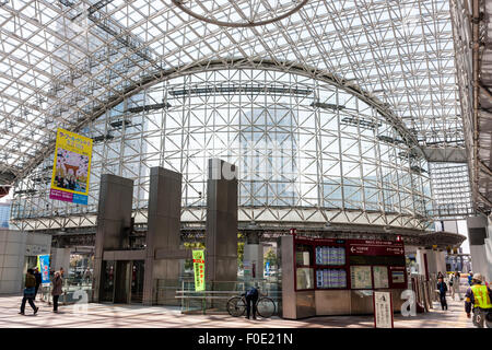 Japan, Kanazawa Station. Tagsüber Innenansicht der Metallrahmen Glas Motenashi dome Atrium vor dem Bahnhof Eingang. Stockfoto