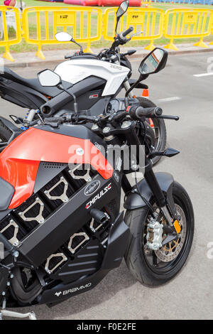 Elektro-Motorräder auf dem Display an der AdejeTec Experience Day auf dem Gelände des Tourismus-Entwicklungszentrum Adeje, Teneriffa, Stockfoto