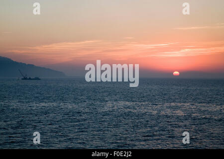 Blick auf das Mittelmeer von Tanger und den Sonnenuntergang - Marokko 2006 Stockfoto