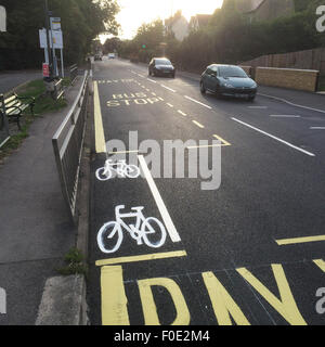 Stroud, Großbritannien. 11. August 2015. Großbritanniens kürzesten Fahrradweg ist gemalt auf eine neu geteerte Straße zwischen zwei Bushaltestellen der Schule. Die Gasse ist gegenüber einer lokalen Schule, wo Kinder und Jugendliche reitet ihren Bikes. Stroud. Gloucestershire. Vereinigtes Königreich. Bildnachweis: Alexander Caminada/Alamy Live-Nachrichten Stockfoto