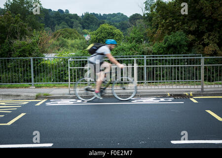 Stroud, Großbritannien. 11. August 2015. Großbritanniens kürzesten Fahrradweg ist gemalt auf eine neu geteerte Straße zwischen zwei Bushaltestellen der Schule. Die Gasse ist gegenüber einer lokalen Schule, wo Kinder und Jugendliche reitet ihren Bikes. Stroud. Gloucestershire. Vereinigtes Königreich. Bildnachweis: Alexander Caminada/Alamy Live-Nachrichten Stockfoto