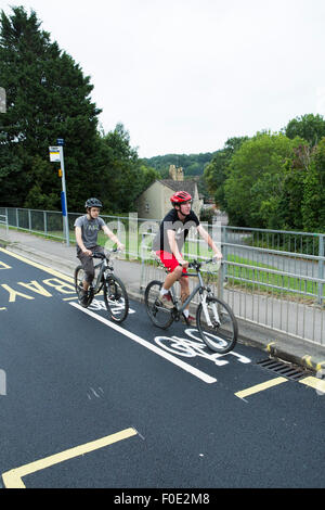 Stroud, Großbritannien. 11. August 2015. Großbritanniens kürzesten Fahrradweg ist gemalt auf eine neu geteerte Straße zwischen zwei Bushaltestellen der Schule. Die Gasse ist gegenüber einer lokalen Schule, wo Kinder und Jugendliche reitet ihren Bikes. Stroud. Gloucestershire. Vereinigtes Königreich. Bildnachweis: Alexander Caminada/Alamy Live-Nachrichten Stockfoto