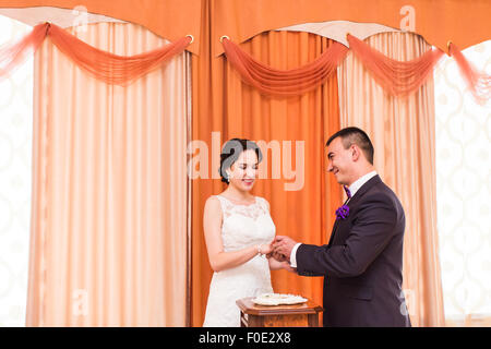 putting Ring am Finger der Braut Bräutigam Stockfoto