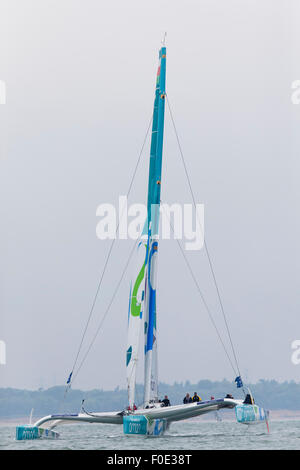 13.08.2015. Cowes, Isle Of Wight, England.  Aktion vom Tag sechs der Aberdeen Asset Management Cowes Week.  Oman Segeln Trimaran, die Teilnahme an der Artemis-Herausforderung Stockfoto