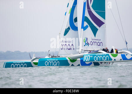 13.08.2015. Cowes, Isle Of Wight, England.  Aktion vom Tag sechs der Aberdeen Asset Management Cowes Week.  Oman Segeln Trimaran, die Teilnahme an der Artemis-Herausforderung Stockfoto