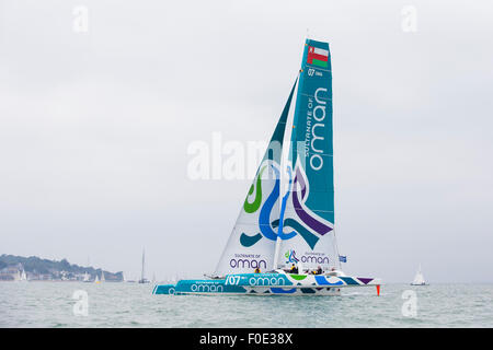 13.08.2015. Cowes, Isle Of Wight, England.  Aktion vom Tag sechs der Aberdeen Asset Management Cowes Week.  Oman Segeln Trimaran, die Teilnahme an der Artemis-Herausforderung Stockfoto