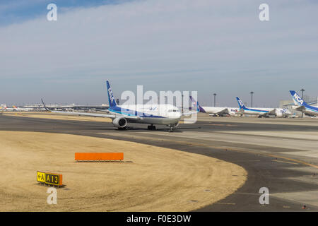 Flugzeuge am Flughafen Narita in Japan Stockfoto