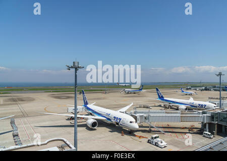 Flugzeuge am Flughafen Tokio-Haneda in Japan Stockfoto