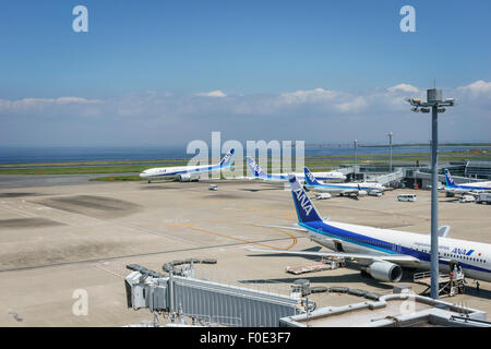 Flugzeuge am Flughafen Tokio-Haneda in Japan Stockfoto