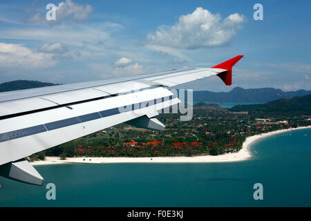 Flügel des Flugzeugs auf dem Hintergrund der Insel Langkawi Stockfoto