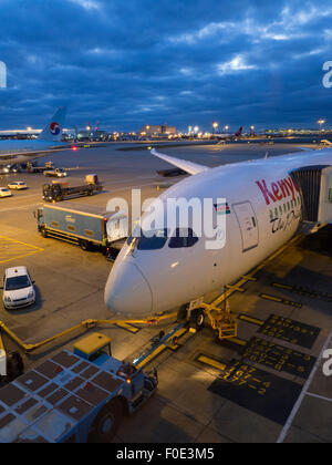 Großbritannien, England, Heathrow Airport Terminal 4 Dämmerung Stockfoto