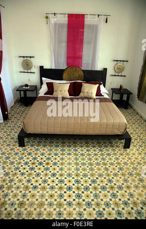 Schöne authentische arabische Schlafzimmer in einem traditionellen Riad in Marokko Stockfoto