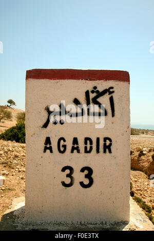 Zeichen-Straße auf dem Weg nach Agadir in Marokko 33 km Stockfoto