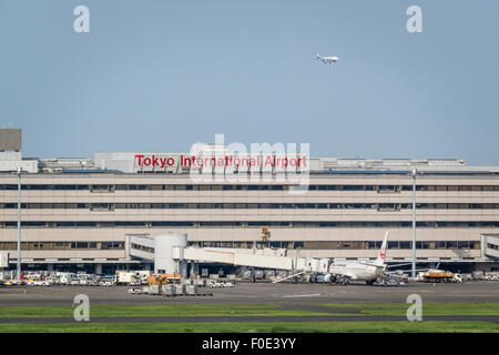 Flugzeuge am Flughafen Tokio-Haneda in Japan Stockfoto