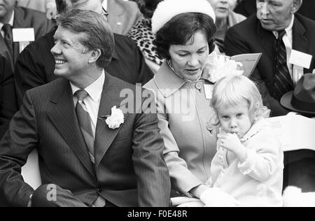 Atlanta, Georgia, USA. 1. Januar 2015. Georgia Zustand-Senator und Gouverneur Jimmy Carter bei seiner 1971 gubernatorial Amtseinführung zu wählen. Carter ist es gelungen, Rassentrennung Lester Maddox als Gouverneur von Georgia. Carter sitzt mit seiner Frau Rosalyn und Tochter Amy. © Ken Hawkins/ZUMA Draht/Alamy Live-Nachrichten Stockfoto