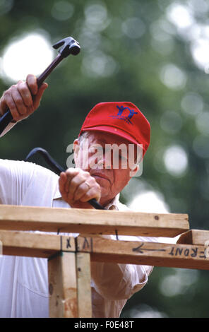 Atlanta, Georgia, USA. 1. Januar 2015. Der ehemalige Präsident Jimmy Carter arbeitet an Lebensraum für Menschlichkeit Haus in Atlanta, Georgia. Carter ist ein Gründungsmitglied des Board und weltweiter Botschafter für die gemeinnützige. © Ken Hawkins/ZUMA Draht/Alamy Live-Nachrichten Stockfoto