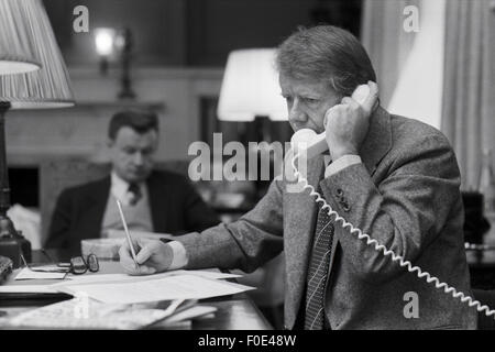 Präsident Carter am Telefon mit Staatssicherheit Berater Zbigniew Brezinski an seiner Seite. 15. März 2015. © Ken Hawkins/ZUMA Draht/Alamy Live-Nachrichten Stockfoto