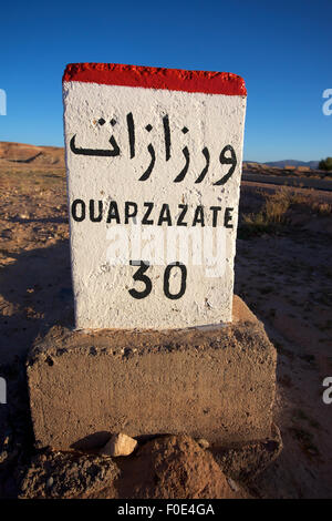 Wegweiser nach Ouarzazate in Marokko mit blauem Himmel Stockfoto