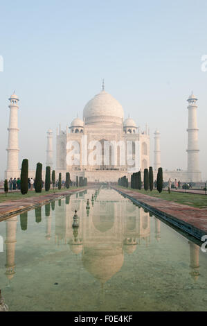 Agra, Utar Pradesh, Indien. Das Taj Mahal gesehen vom Ende des Panzers al-Schafaa al-Kawthar, mit seinen Überlegungen, in den frühen Morgennebel. Stockfoto