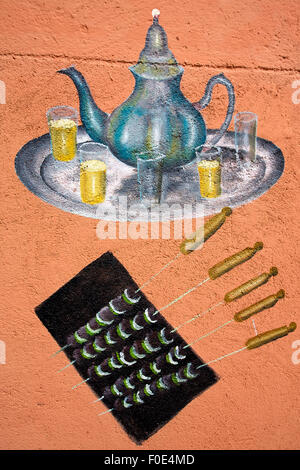 Zeichnung der traditionelle marokkanische Teekanne, Gläser und fünf Fleischspieße in Marokko, Agadir. Stockfoto