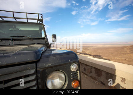 Nahaufnahme der Baugeräte von 4 x 4 SUV mit marokkanischen Wüste im Hintergrund. Auf dem Weg in den Süden von Marokko. Stockfoto