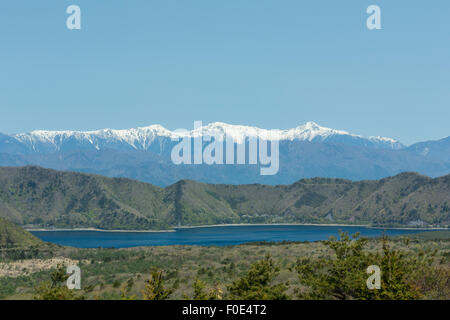 Lake Motosu und Snow capped Berge in Japan Stockfoto