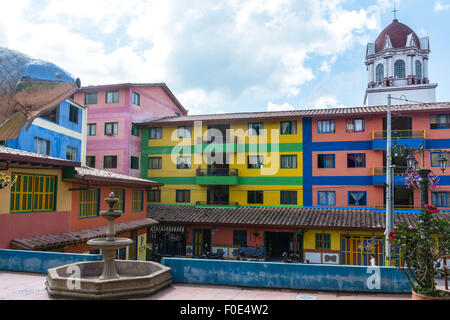 Bunte Gebäude in Guatape, Kolumbien Stockfoto