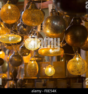 Marokkanische Glas- und Metall-Laternen leuchten in Marrakesch souk Stockfoto