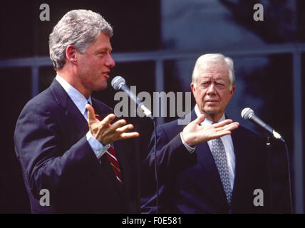 Atlanta, Georgia, USA. 1. Januar 1992. Der ehemalige Präsident Jimmy Carter unterstützt seine demokratische Gouverneur Bill Clinton 1992 wie Clinton seine erste Gebot für das Weiße Haus machte. Die Ankündigung fand in Atlanta, Georgia in der Carter Presidential Library. © Ken Hawkins/ZUMA Draht/Alamy Live-Nachrichten Stockfoto