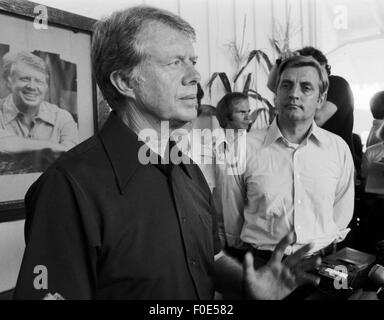 Plains, Georgia, USA. 8. März 2014. 1976-demokratischen Präsidentschaftskandidaten Jimmy Carter und sein Running Mate Walter Mondale '' Fritz'' sprechen vor der Presse in Plains, Georgia Bahnbetriebswerk. © Ken Hawkins/ZUMA Draht/Alamy Live-Nachrichten Stockfoto