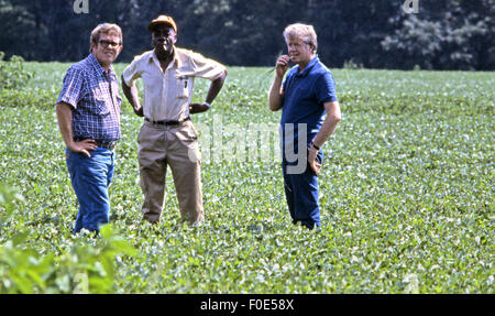 Präsident Jimmy Carter und sein Bruder Billy Carter sind durch ein Farmpächter verbunden, wie sie ihre Sommer-Erdnuss-Ernte bewerten. 11. November 2014. Die Carters eigene Flächen von Ackerland um Plains, Georgia zusammen mit einer Erdnuss Lagerhalle in dieser Stadt, obwohl der Präsident Bestände in ein blindes Vertrauen während seiner Präsidentschaft gehalten werden. © Ken Hawkins/ZUMA Draht/Alamy Live-Nachrichten Stockfoto