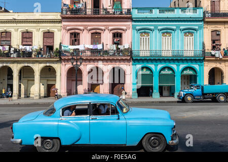 Klassische Autos geparkt in Havanna, Kuba Stockfoto