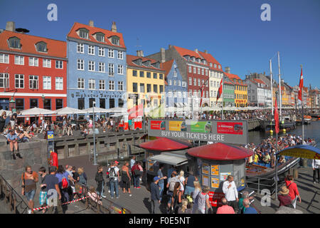 Nyhavn voll von überfüllten Kanal tour Boote und Leute an der Wasserseite und Straßencafés Restaurants auf einem sehr est, Smf beschäftigten Sommer Tag. Stockfoto