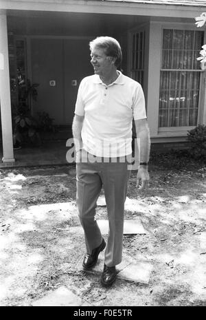 Plains, Georgia, USA. 8. März 2014. Jimmy Carter im Vorgarten seines Wohnsitzes an 1 Woodland Drive in Plains, Georgia. Die Fuhrleute haben die Residenz und Umland an die Bundesregierung als national historic Site nach ihrem Tod gespendet. © Ken Hawkins/ZUMA Draht/Alamy Live-Nachrichten Stockfoto