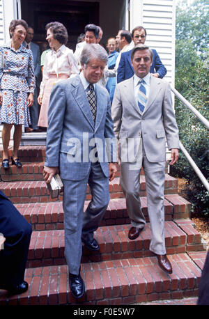 Präsident Jimmy Carter und Vizepräsident Walter Mondale Fußweg vom sonntäglichen Gottesdienst auf der Plains Baptist Church. Sie werden von ihren Ehefrauen Rosalyn Carter und Joan Mondale verbunden. 1. Januar 2015. © Ken Hawkins/ZUMA Draht/Alamy Live-Nachrichten Stockfoto