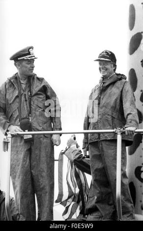 Präsident Jimmy Carter, First Lady Rosalynn Carter und Admiral Hyman Rickover. 14. Januar 2015. bekannt als "Vater der nuklearen Marine '', Vorstand der US-nukleare u-Boot-Los Angeles am Hafen Canavral, Florida. Nach dem Boarding verließ der Los Angeles für einen Nachmittag der Seeversuche. Präsident Carter diente unter Rickover während seine Marinekarriere. © Ken Hawkins/ZUMA Draht/Alamy Live-Nachrichten Stockfoto