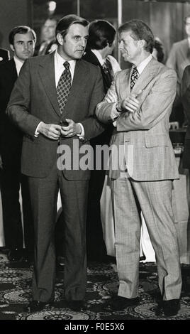 Chicago, Illinois, USA. 7. Februar 2015. Vizepräsident Walter Mondale Gespräche mit Präsident Jimmy Carter hinter den Kulissen vor einer Rede vor einem organisierte Arbeiterschaft treffen in Chicago, Illinois. © Ken Hawkins/ZUMA Draht/Alamy Live-Nachrichten Stockfoto