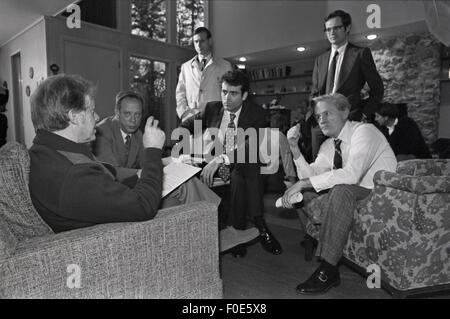 Plains, Georgia, USA. 5. Januar 2015. Präsidenten Jimmy Carter trifft mit Mitglieder des Kabinetts, seinem Stabschef - Jack Watson (Mitte) und Mitarbeiter von seiner Familie Retreat - '' The Teichhaus '' außerhalb der Plains, Georgia. Januar 1977. © Ken Hawkins/ZUMA Draht/Alamy Live-Nachrichten Stockfoto