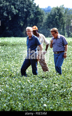 Präsident Jimmy Carter und sein Bruder Billy Carter sind durch ein Farmpächter verbunden, wie sie ihre Sommer-Erdnuss-Ernte bewerten. 9. Januar 2015. Die Carters eigene Flächen von Ackerland um Plains, Georgia zusammen mit einer Erdnuss Lagerhalle in dieser Stadt, obwohl der Präsident Bestände in ein blindes Vertrauen während seiner Präsidentschaft gehalten werden. © Ken Hawkins/ZUMA Draht/Alamy Live-Nachrichten Stockfoto