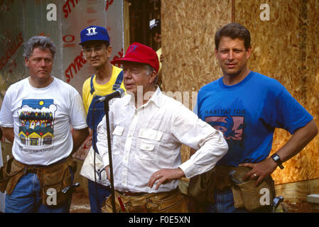 Atlanta, Georgia, USA. 28. Januar 2015. Der ehemalige Präsident Jimmy Carter arbeitet an Lebensraum für Menschlichkeit Haus in Atlanta, Georgia. Mit Carter (von links nach rechts) sind Präsident Bill Clinton, Lebensraum für Menschlichkeit Gründer Millard Fuller und Vizepräsident Al Gore Carter ist ein Gründungsmitglied des Board und weltweiter Botschafter für die gemeinnützige. © Ken Hawkins/ZUMA Draht/Alamy Live-Nachrichten Stockfoto