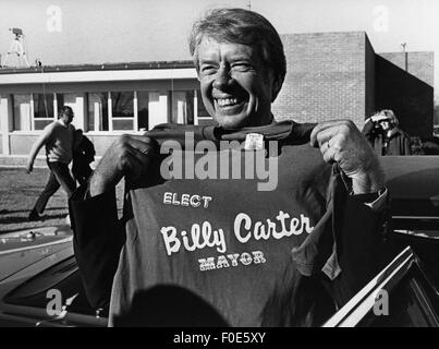 USA. 5. Februar 2015. Jimmy Carter holt ein Tshirt verkünden Bruder Billy Kandidatur für das Bürgermeisteramt der Plains, Georgia. © Ken Hawkins/ZUMA Draht/Alamy Live-Nachrichten Stockfoto