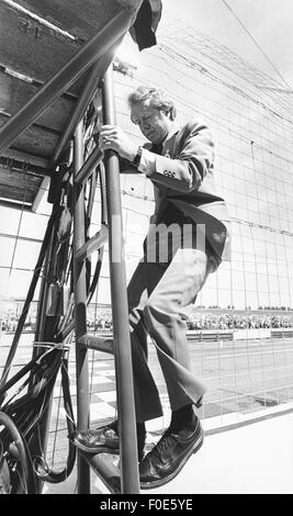 Demokratischen Präsidentschaftskandidaten Jimmy Carter klettert die Vorspeisen-Turm, um die Startflagge im 1976 NASCAR Atlanta 500 zu fallen. 2. Februar 2015. © Ken Hawkins/ZUMA Draht/Alamy Live-Nachrichten Stockfoto