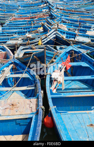 Blaue Angelboote/Fischerboote in den Hafen von Essaouira 2014. Die Altstadt von Essaouira ist Teil des UNESCO-Welterbes. Stockfoto