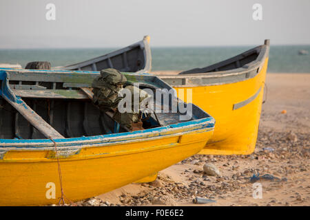 Zwei gelbe und blaue Fischerboote am Strand von Sidi Kaouki in der Nähe von Essaouira in Marokko stehen Stockfoto