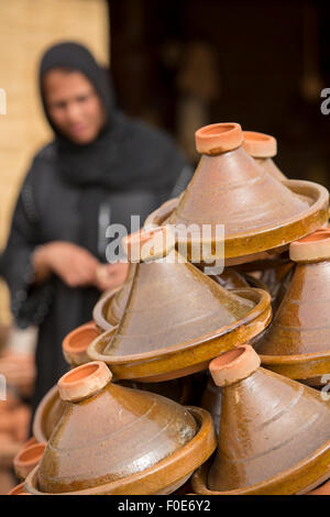 Auswahl an braunen marokkanische Tajines (traditionelle Auflaufformen) gestapelt auf dem Markt. Stockfoto