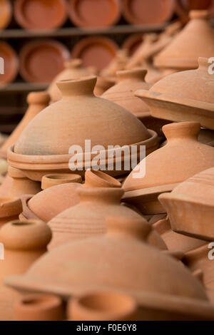 Auswahl an braunen marokkanische Tajines (traditionelle Auflaufformen) gefunden auf dem Markt Stockfoto