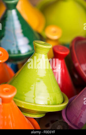 Kleine farbige Tajines, Teller und Töpfe aus Ton auf dem Markt von Tiznit in Marokko gemacht Stockfoto