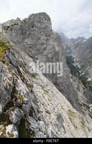 Steile Berggipfel auf der Zugspitze in den europäischen Alpen. Der höchste Gipfel in Deutschland Stockfoto