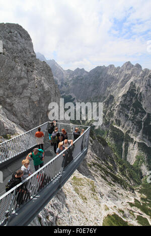 Touristen genießen die Sicht (und aufregend) von der Aussichtsplattform AlpspiX auf der Alpspitze in den Alpen. Stockfoto
